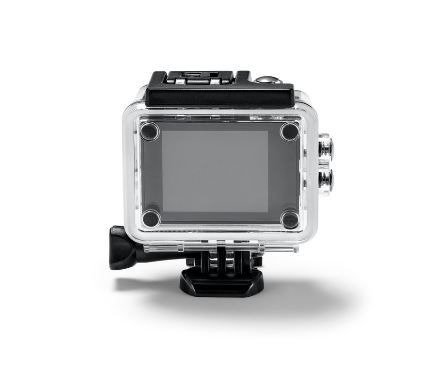 Nahaufnahme einer Action-Cam mit 4K-Auflösung in einem transparenten Gehäuse, montiert auf einer schwarzen Halterung.