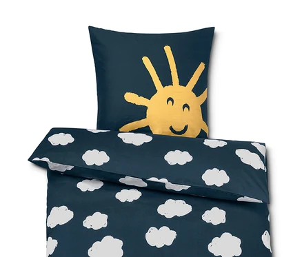 Blaue Renforcé-Bettwäsche aus Bio-Baumwolle mit weißen Wolken und gelber Sonne.