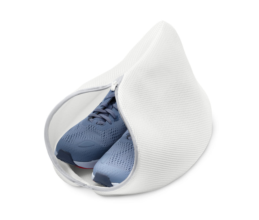 Blaue Turnschuhe in einem weißen Wäschenetz für Schuhe.