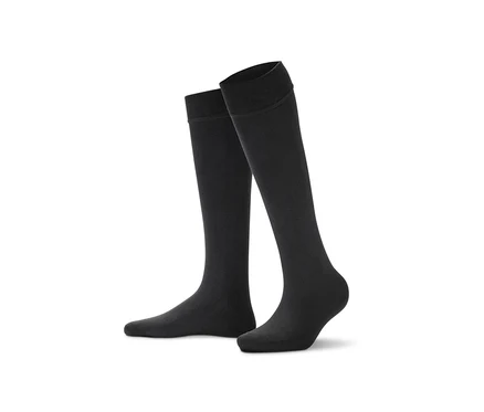 Zwei Paar schwarze Thermokniestrümpfe auf weißem Hintergrund.