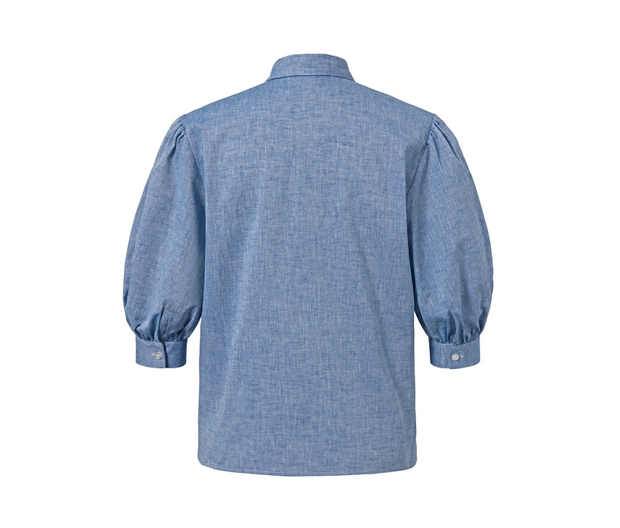 Detailansicht von hinten einer hellblauen Hemdbluse in Leinenoptik.