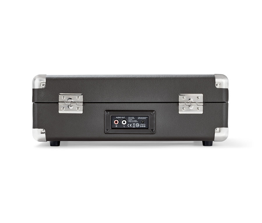 Detail der Rückseite eines schwarzen, tragbaren Retro-Plattenspielers mit Bluetooth®-Funktion.