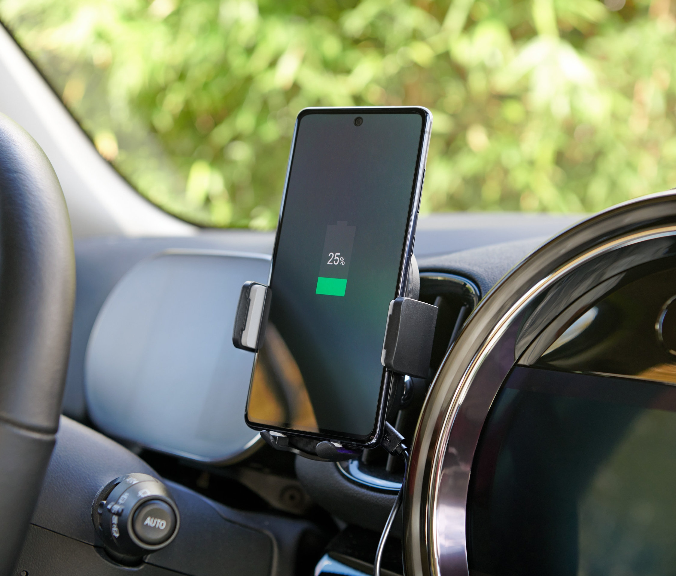 Smartphone in einer Smartphone-Halterung mit Ladefunktion im Auto.