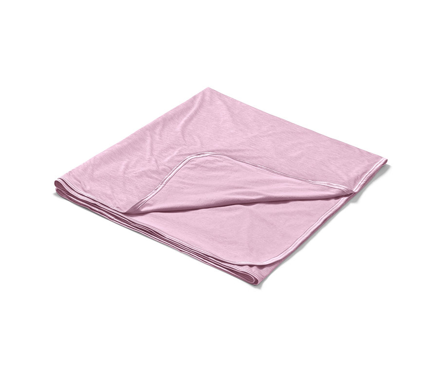 Eine lila Kühldecke liegt gefaltet auf einem weißen Hintergrund.