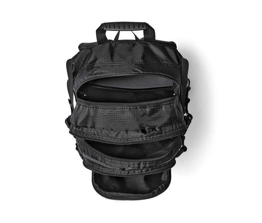 Schwarzer Solar-Rucksack mit mehreren offenen Fächern.