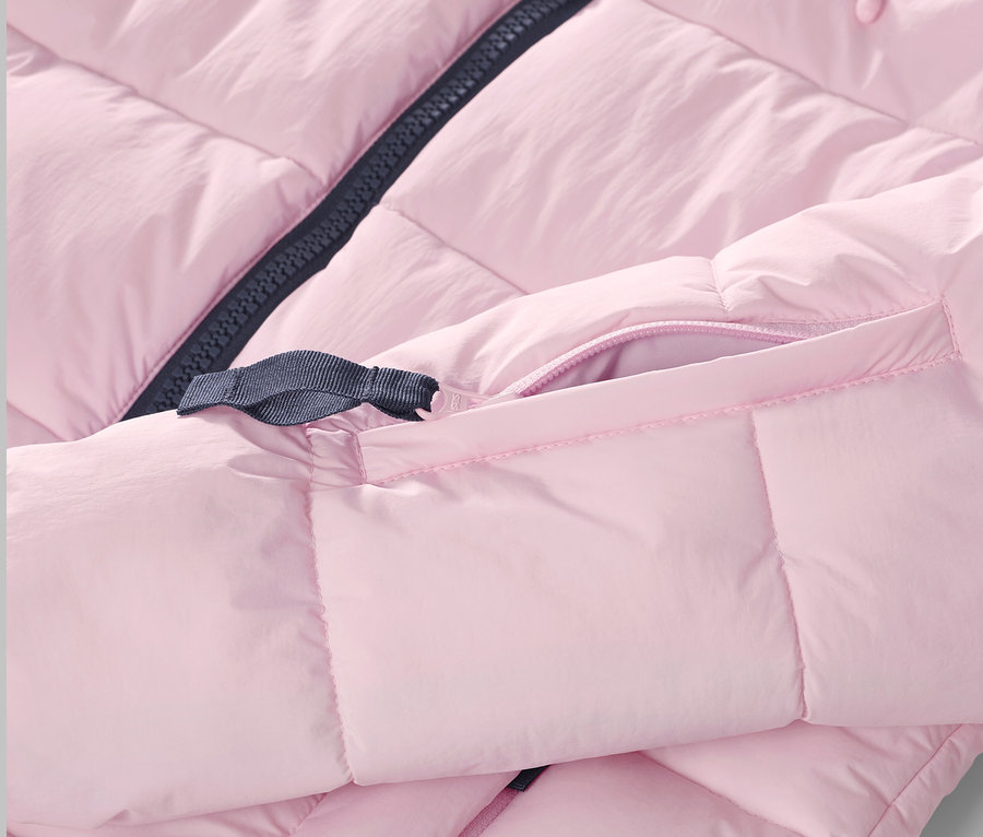 Detailansicht einer rosa Ski-Steppjacke.
