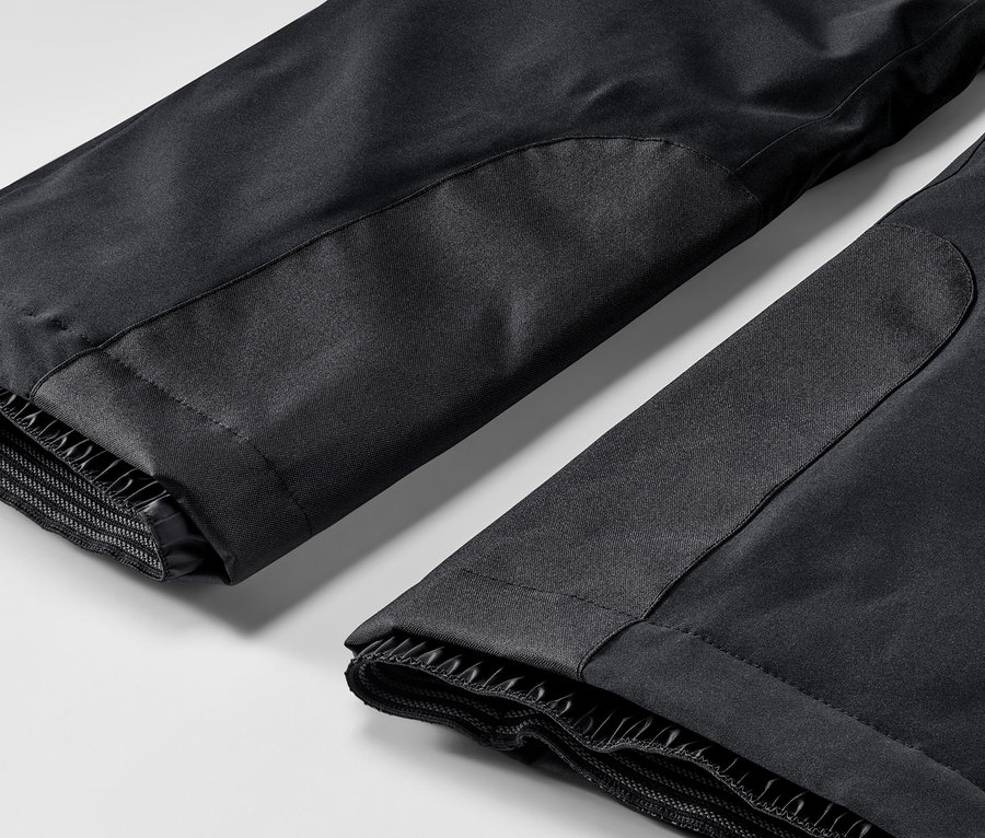 Detailaufnahme einer schwarzen Skihose.