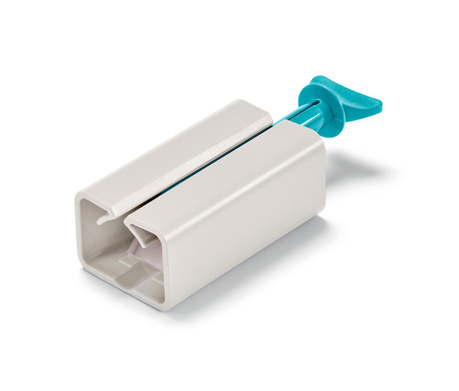 Weißer Tubenpresser mit blauem Griff.