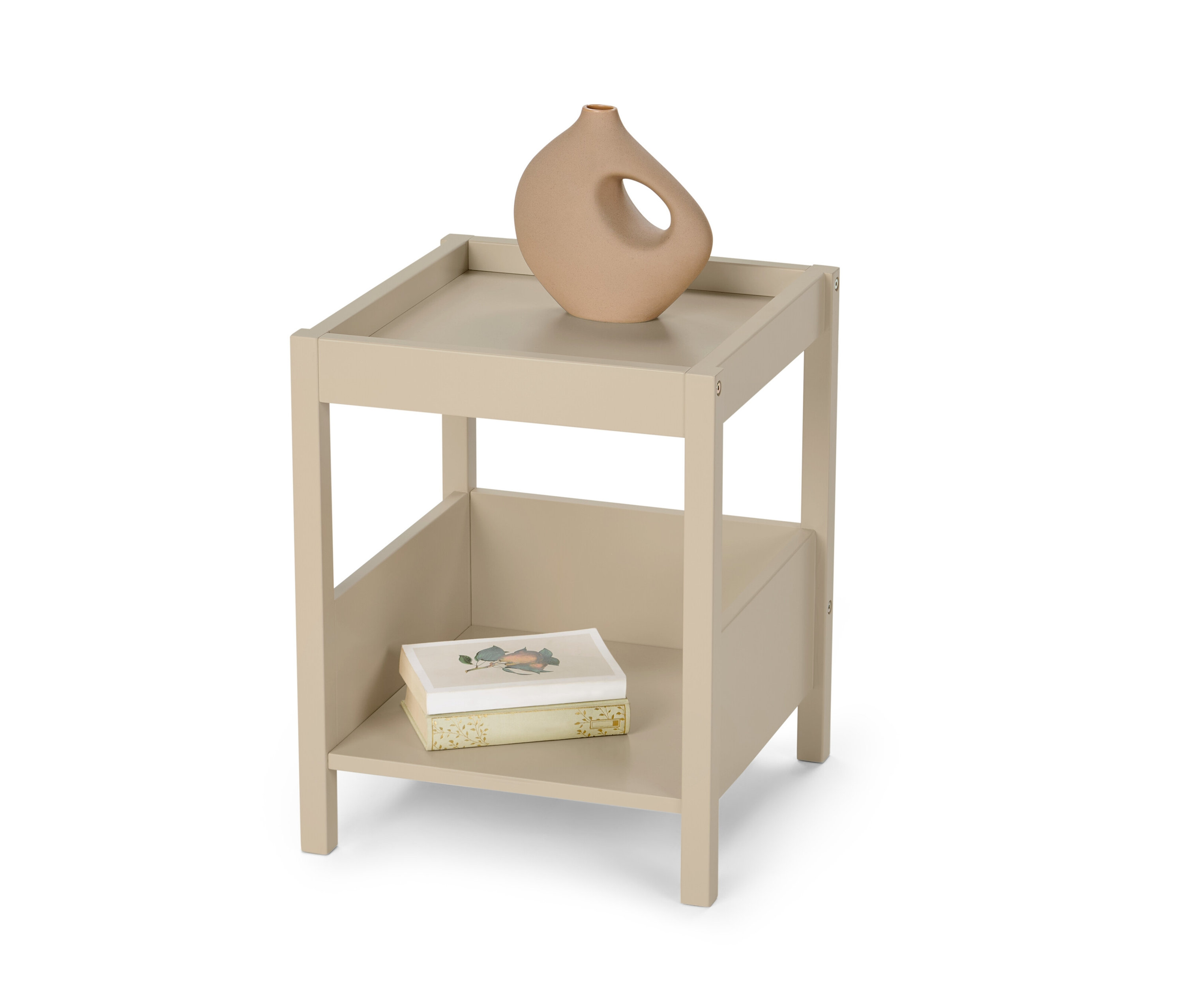 Ein beiger Beistelltisch mit zwei Ablagen. Auf der oberen Ablage steht eine beige Vase mit einer Öffnung. Auf der unteren Ablage liegen zwei Bücher.