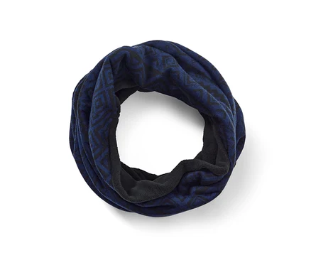 Blauer Thermo Fleecekragen mit schwarzem Muster.