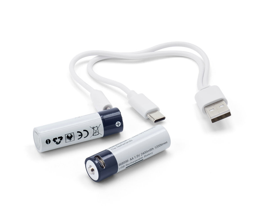 Zwei Akku AA-Batterien und ein weißes Ladekabel liegen auf einem weißen Hintergrund.