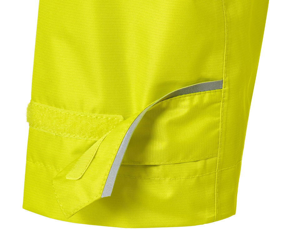 Detailansicht einer gelben Regenjacke mit Klettverschluss.