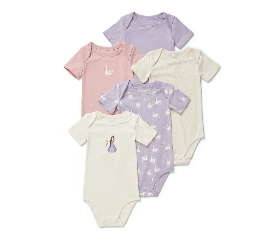 Fünf Baby-Bodys mit Mitwachsfunktion und kurzen Ärmeln in den Farben Lila, Rosa, Weiß mit Schwanenprint und Weiß mit Prinzessinenprint.