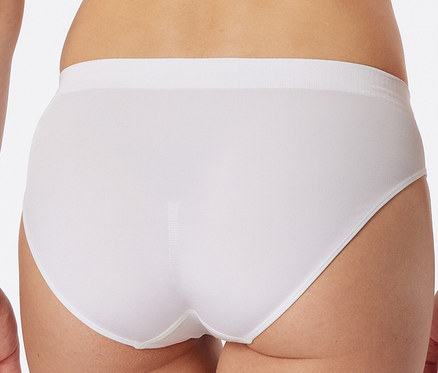 Detailansicht von hinten einer Frau, die einen weißen SCHIESSER Rio Slip trägt.