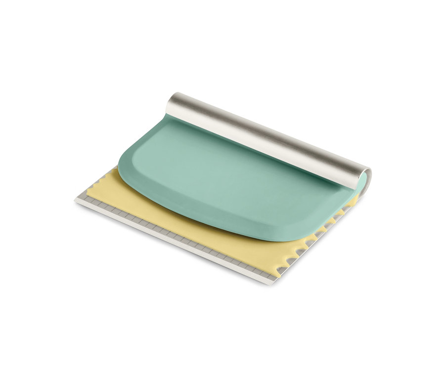 Ein grüner und gelber Teigschaber aus dem Profi-Backhelfer-Set.