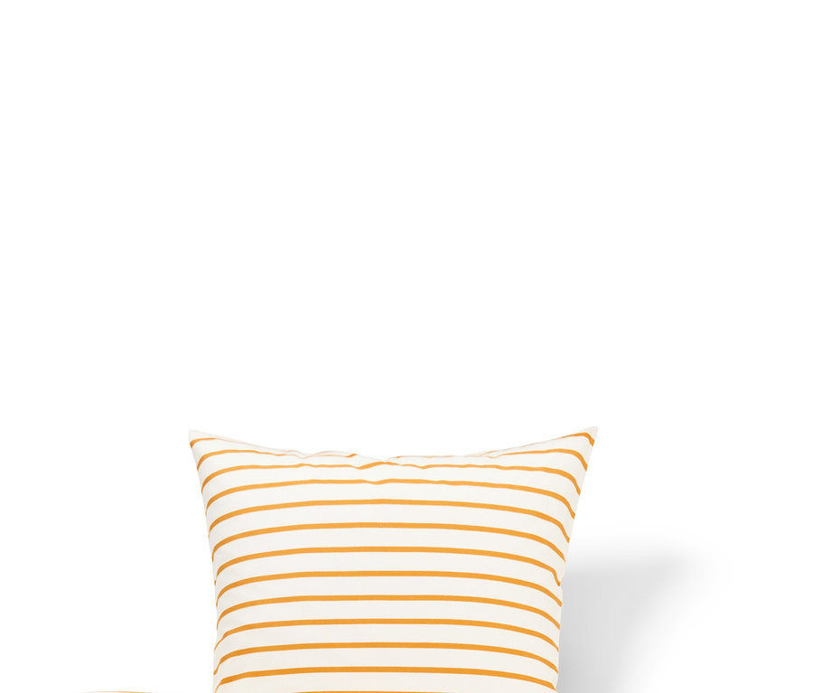 Draufsicht von drei Biber-Bettwäsche-Sets in Normalgröße und einem Set in Übergröße mit orangefarbenen und weißen Streifen.