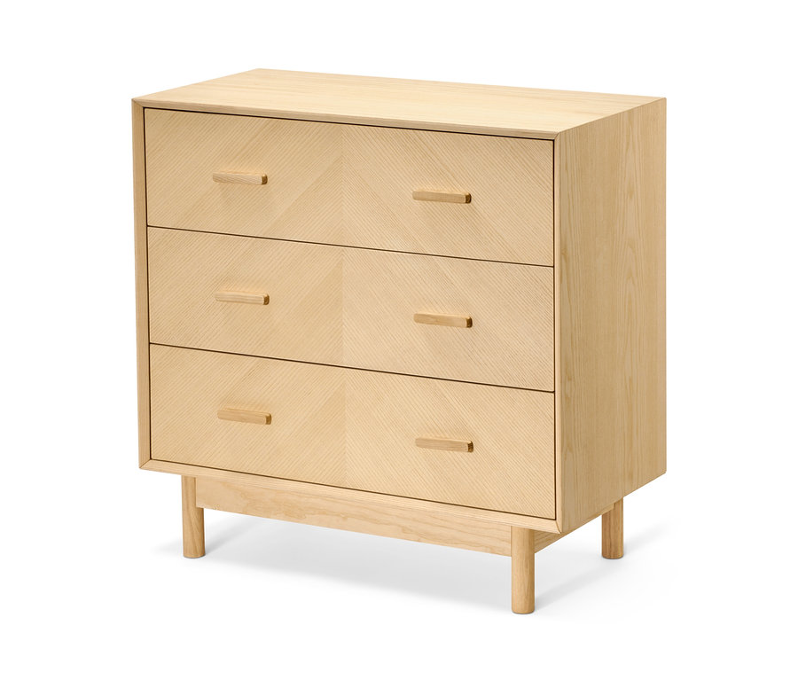 Schubladenkommode aus Eschenholz mit dekorativen Fronten.