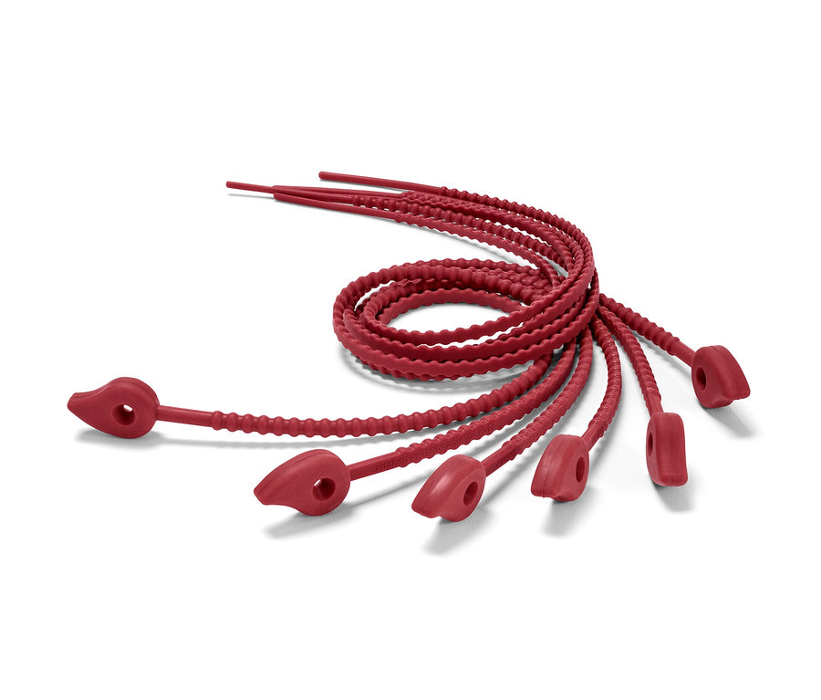 Sechs rote Silikonbänder sind zu einem Kreis zusammengerollt.