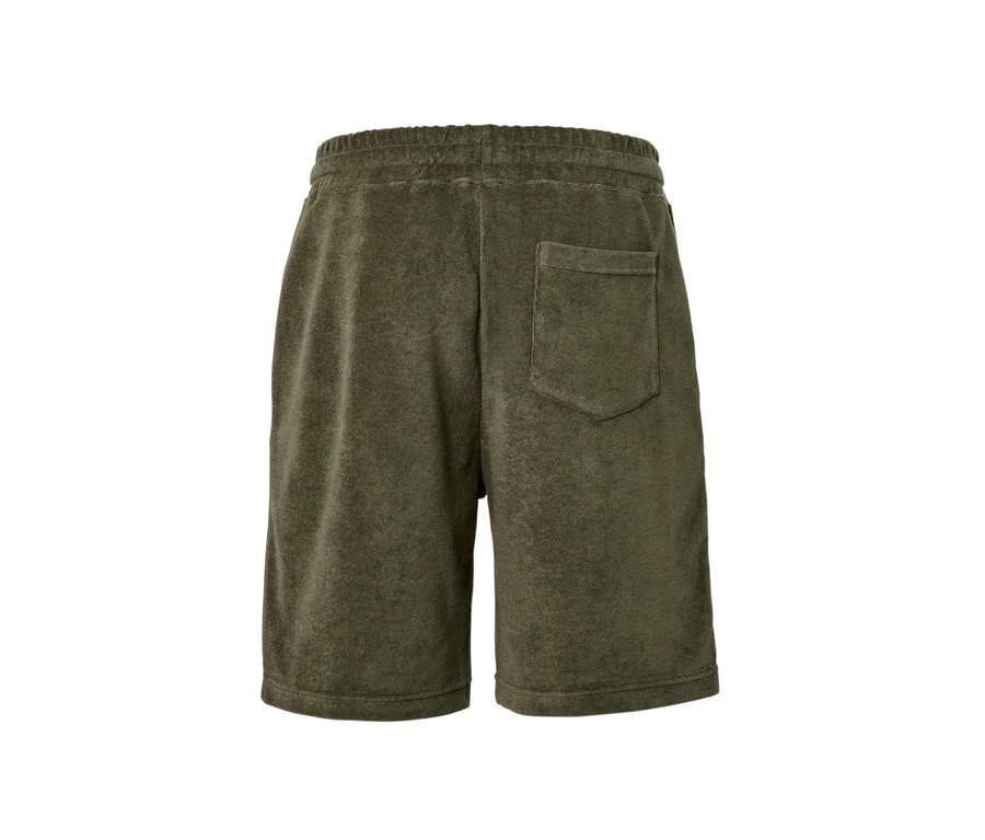 Detailansicht der Rückseite von grünen Frottee-Shorts.