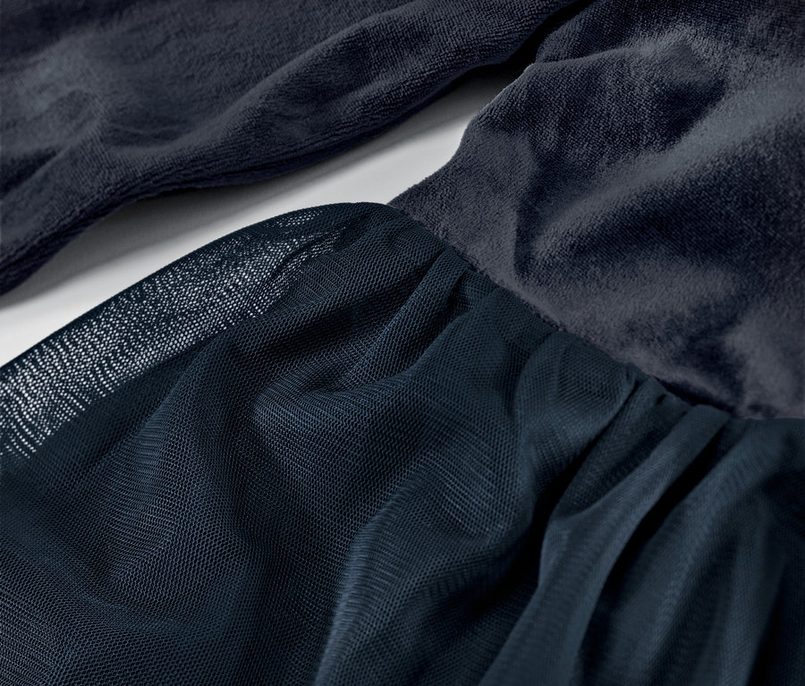 Detailaufnahme eines Kinder-Tüllkleids mit Tüllrock und Samtoberteil in Dunkelblau.