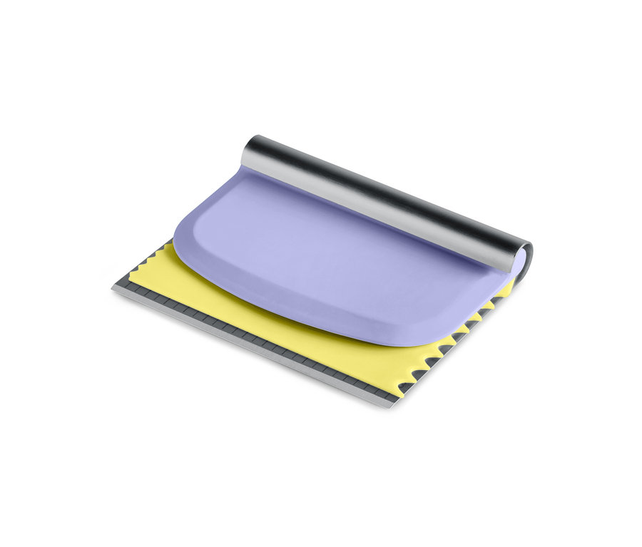 Ein lila Teigschaber aus dem Backhelfer-Set.