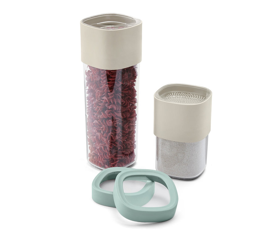 Zwei variable Vorratsdosen, eine mit roten Nudeln und eine mit weißem Pulver gefüllt.