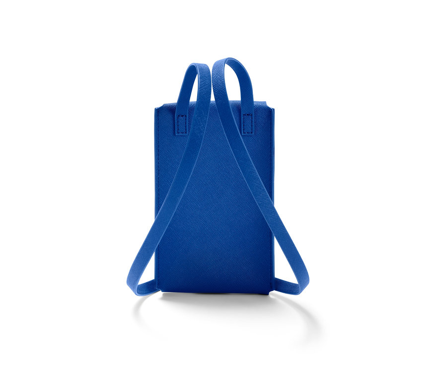 Eine blaue Mini-Tasche mit Riemen auf weißem Hintergrund.