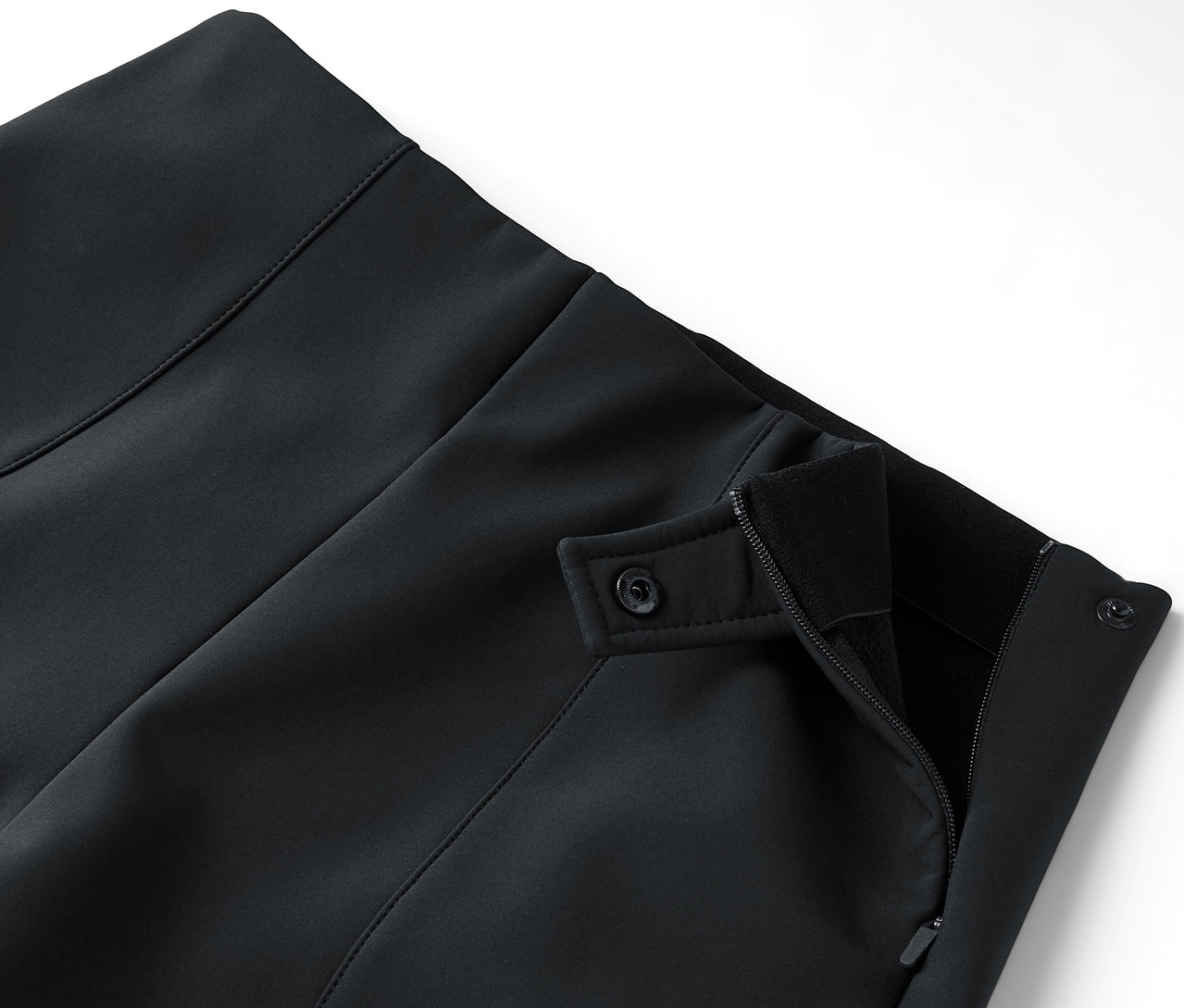 Detailansicht eines schwarzen Rocks mit Reißverschluss und Knopfverschluss.