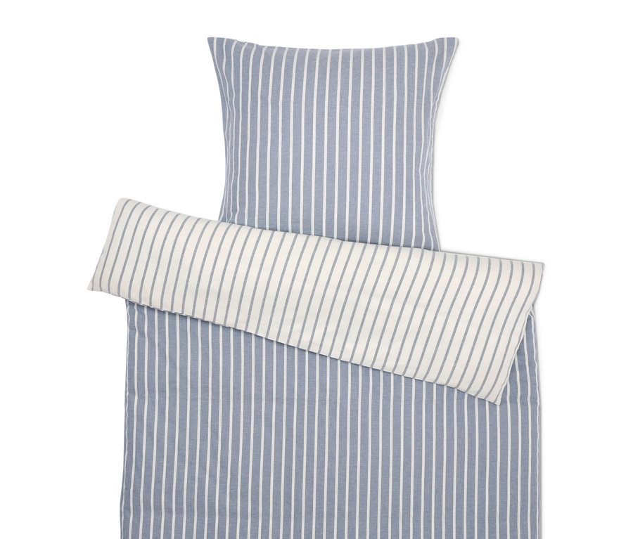 Gestreifte Bettwäsche mit Kissen- und Deckenbezug.