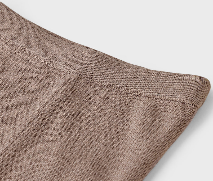 Detailaufnahme vom Bund einer braunen Strickhose.