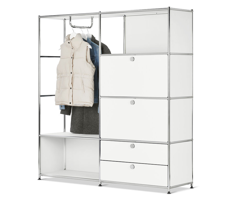 Kleidung hängt in einem weißen modularen Aufbewahrungssystem.