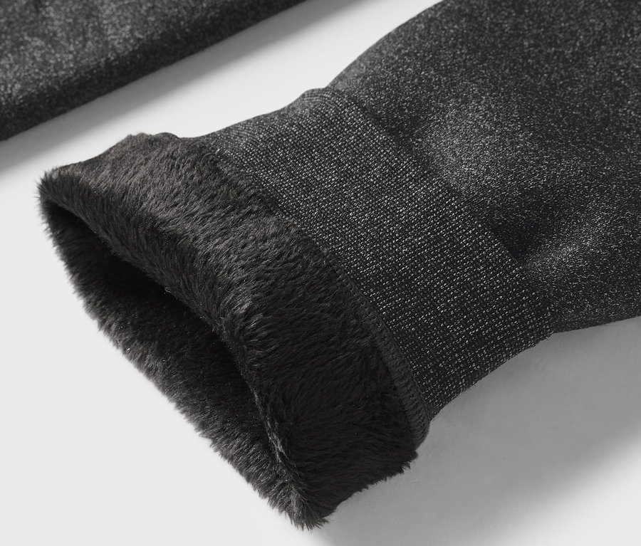 Detailaufnahme eines grauen Ärmels mit schwarzem Fellfutter.
