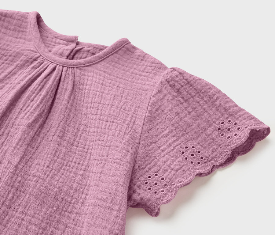 Detailansicht eines Kinder-Musselin-Shirts.