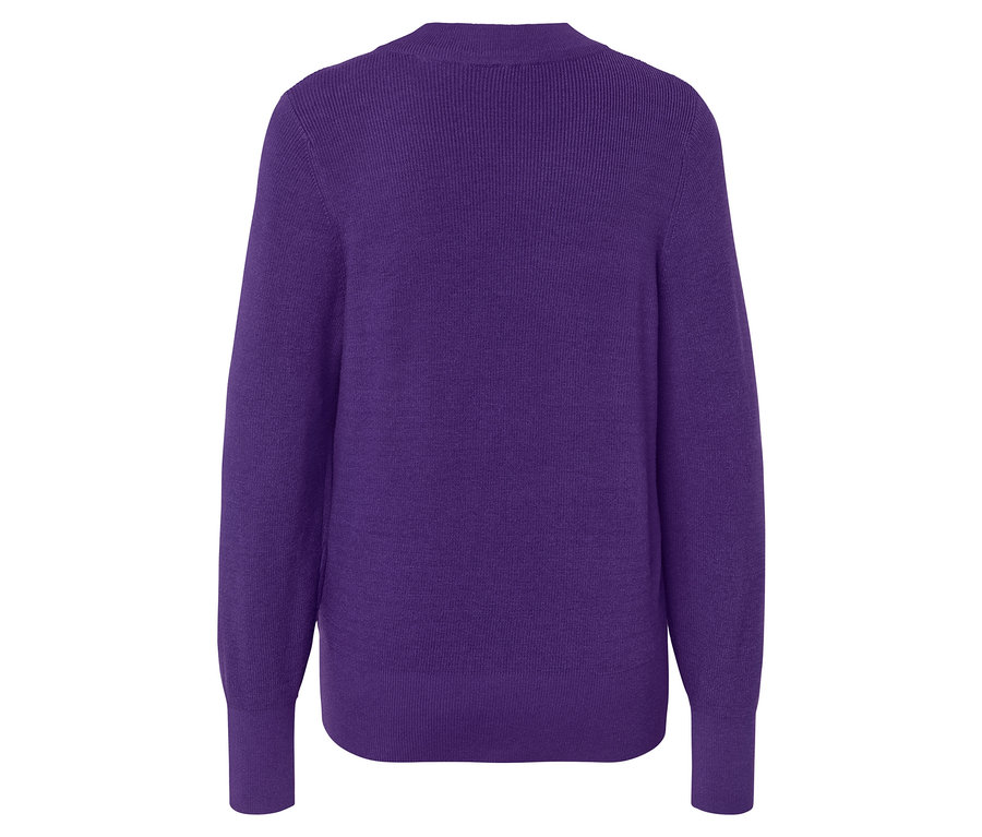 Ein violetter Pullover auf weißem Hintergrund.
