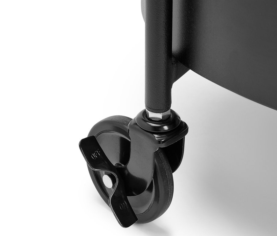 Detail eines schwarzen Metallwagenrads mit Bremse in der Aus-Position.