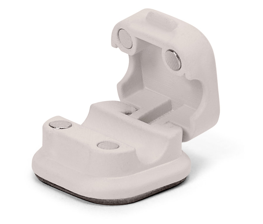 Offene weiße Magnethalterung.