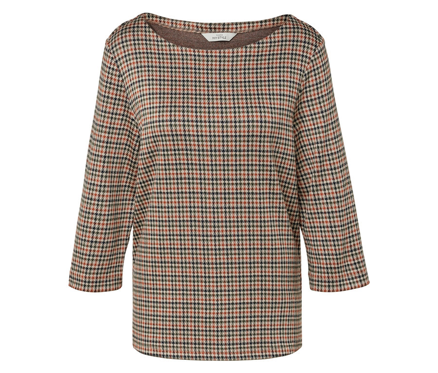 Ein kariertes Oberteil mit Dreiviertelärmeln und U-Boot-Ausschnitt.
