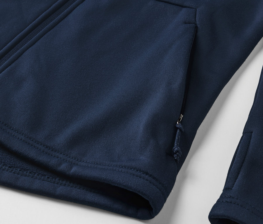 Detailaufnahme einer marineblauen Reissverschlussjacke mit Taschen.