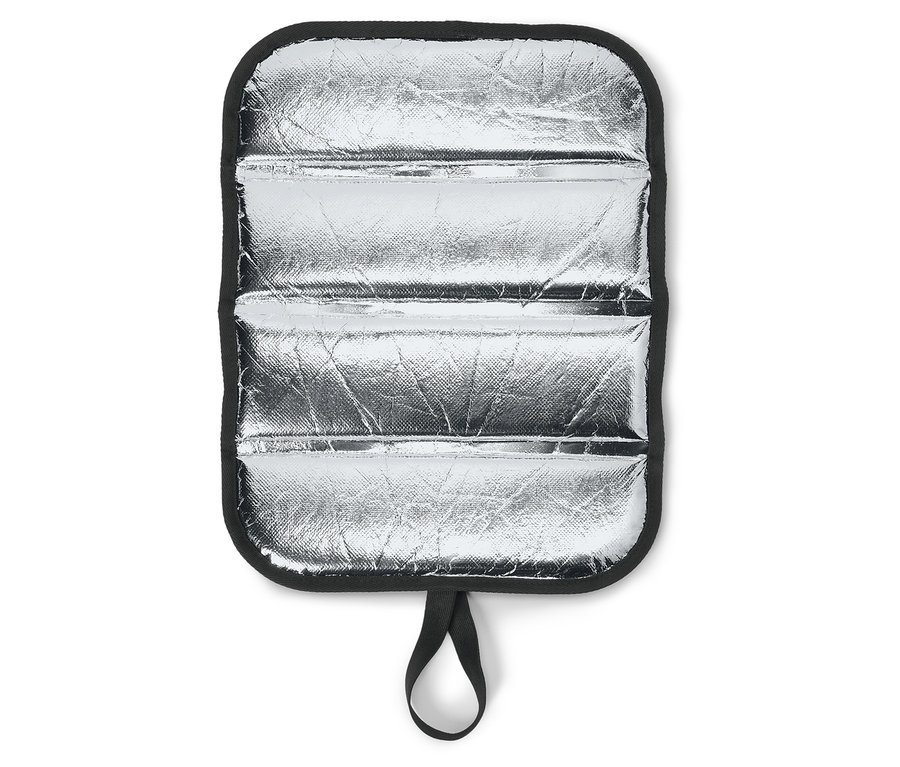 Silberne Unterlage mit schwarzem Rand und Schlaufe.