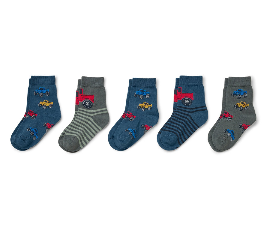 Fünf Paar Socken mit verschiedenen Auto-Designs.