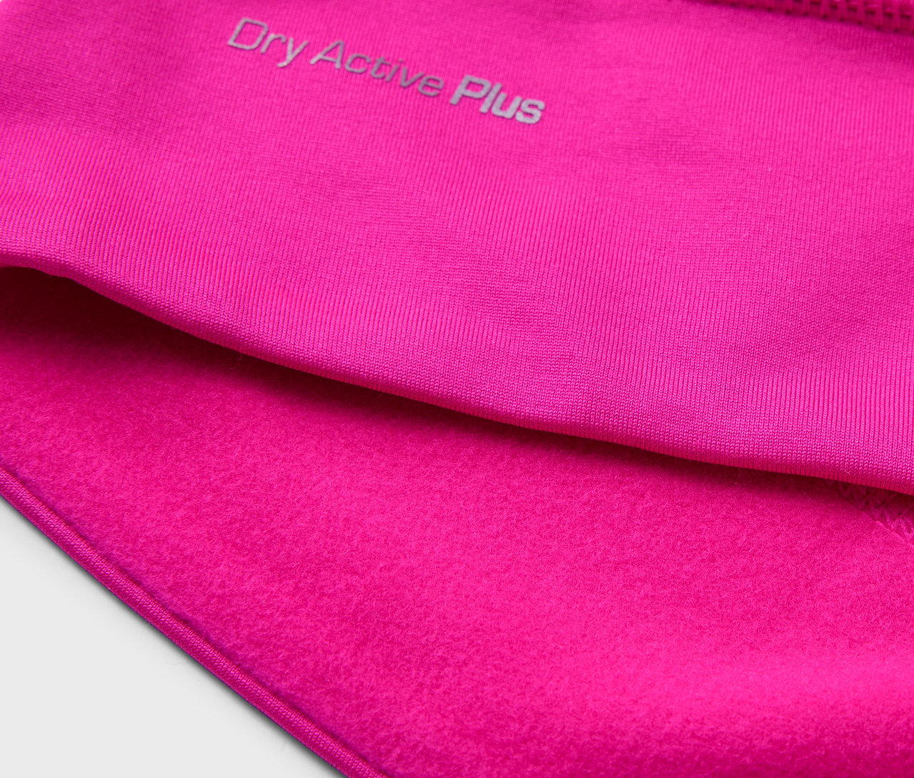 Nahaufnahme einer neonpinken Thermo-Funktionsmütze.