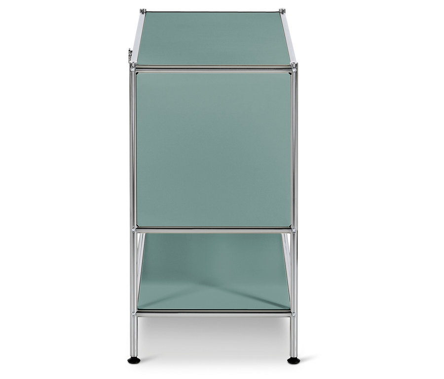 Frontansicht eines zweistöckigen Schranks mit silbernem Rohrrahmen und türkisfarbenen Paneelen.