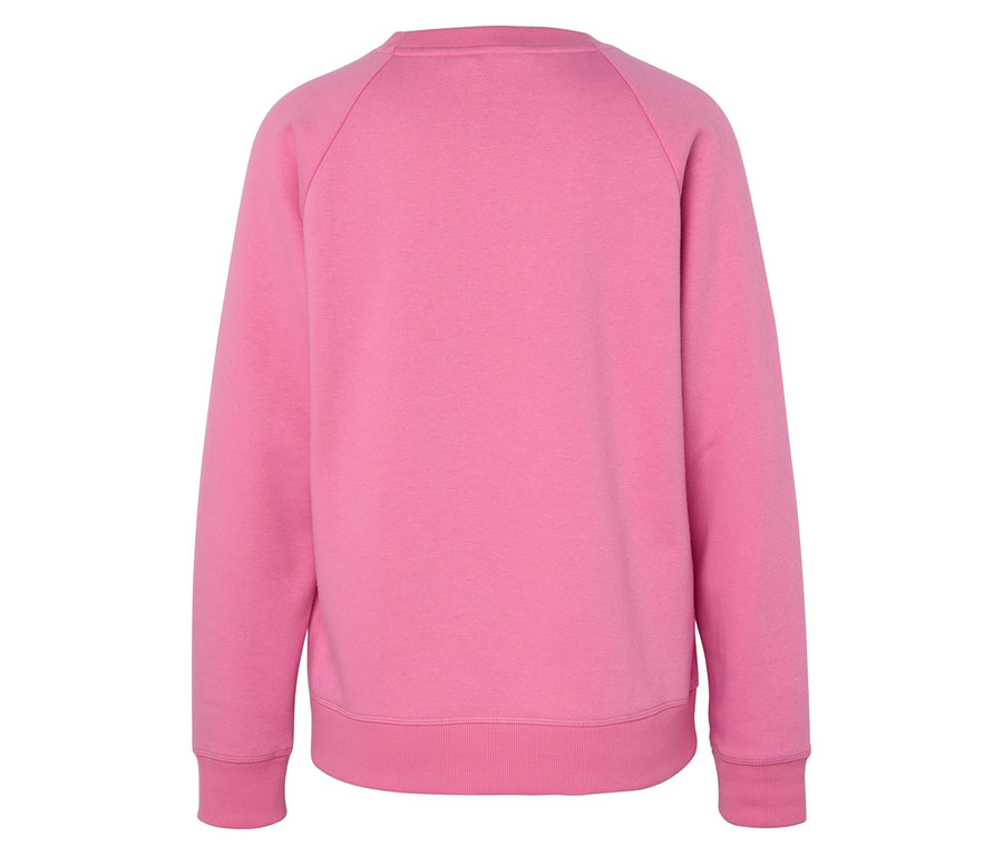 Detail der Rückseite eines rosa Sweatshirts mit langen Ärmeln.