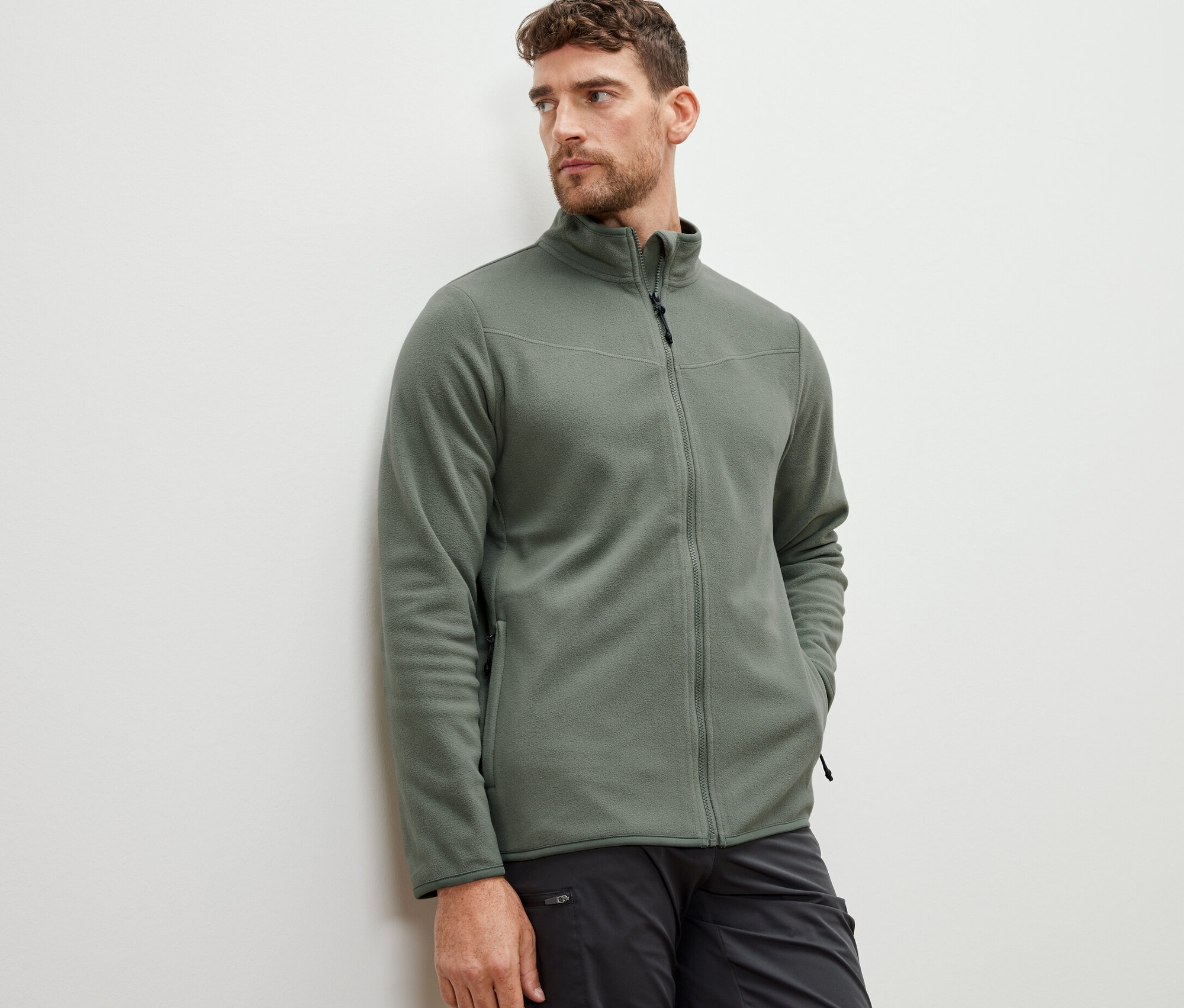Mann trägt eine Fleecejacke, khaki.