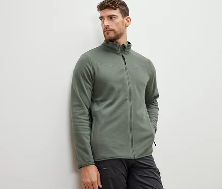 Mann trägt eine Fleecejacke, khaki.