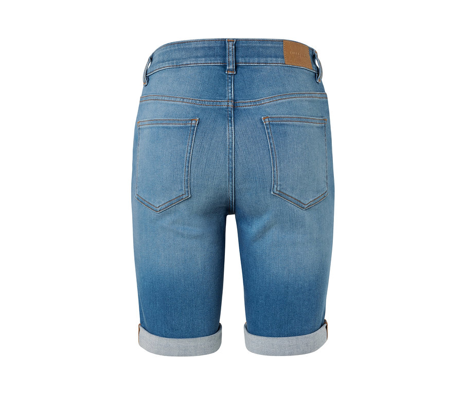 Detail der Rückseite von hellblauen Bermuda Jeans ‒ Fit »Lea«.