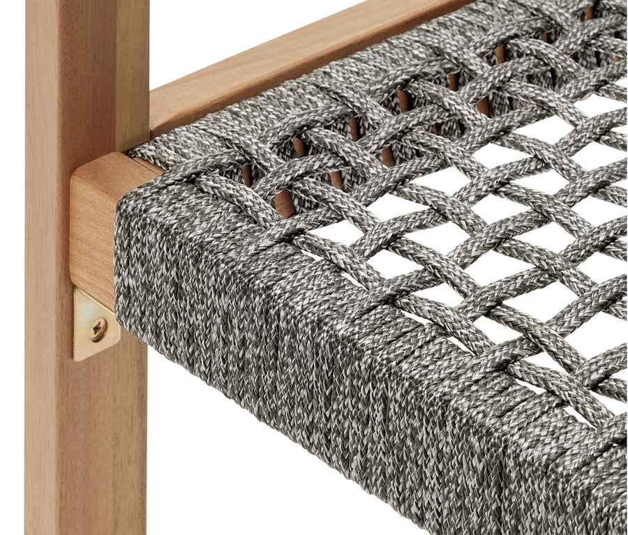 Detailansicht eines Dining-Stuhls mit Textilgeflecht.