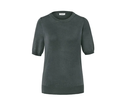 Grüner Feinstrickpullover mit kurzen Ärmeln.