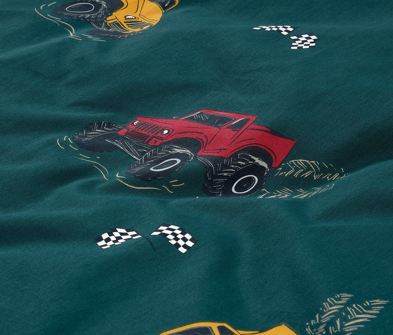 Detailaufnahme der Kinder-Renforcé-Bettwäsche mit Truck-Motiv in Normalgröße.