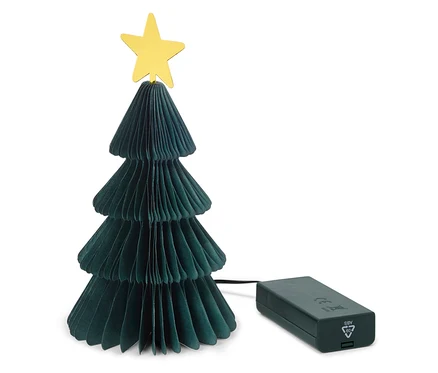 Dekorativer Papierbaum mit Stern und Batteriebox.